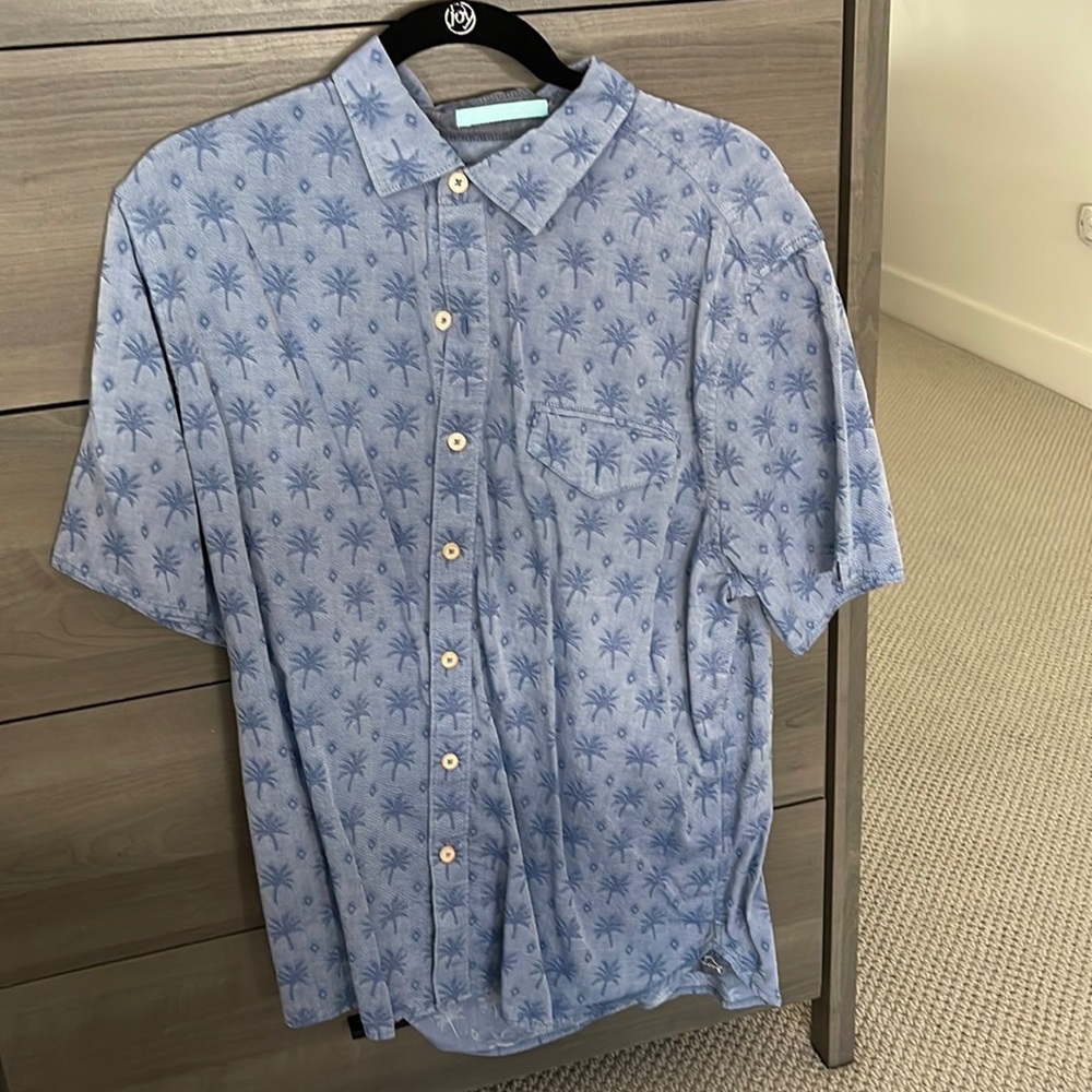 Tommy Bahama buttons down